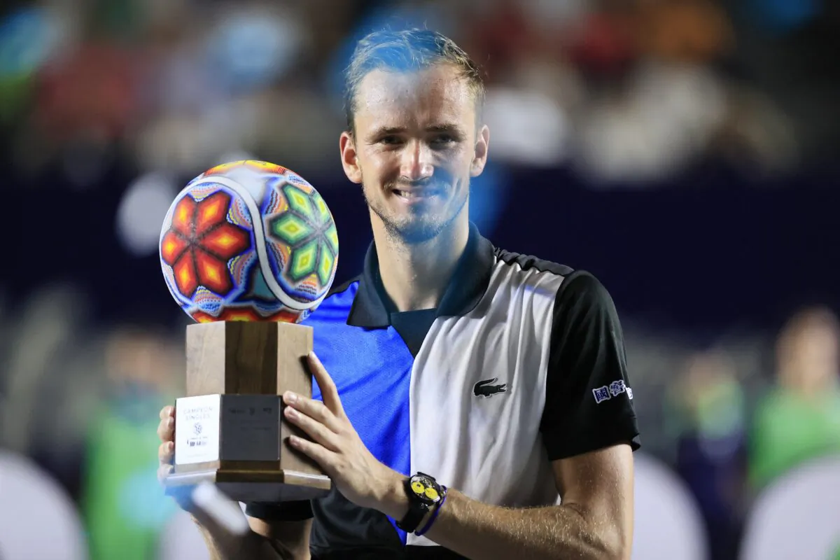 Russia's Dannil Medvedev celebrates with the trophy after winning his final match against Britain´s Cameron Norrie during the final of the Mifel ATP Los Cabos Open 2022 at Cabo Sports Complex in San José del Cabo, Mexico, on Aug. 6, 2022. (Carlos Perez Gallardo/Reuters)
