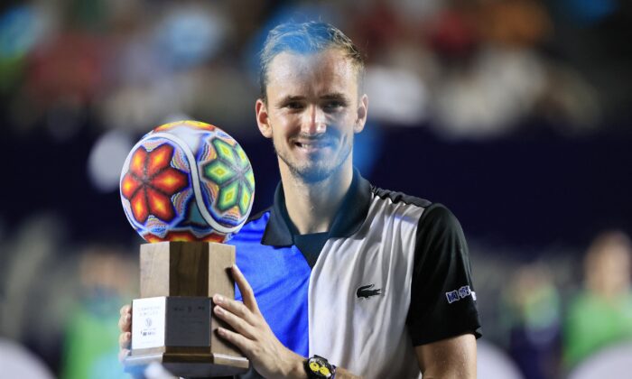 Russia's Dannil Medvedev celebrates with the trophy after winning his final match against Britain´s Cameron Norrie during the final of the Mifel ATP Los Cabos Open 2022 at Cabo Sports Complex in San José del Cabo, Mexico, on Aug. 6, 2022. (Carlos Perez Gallardo/Reuters)