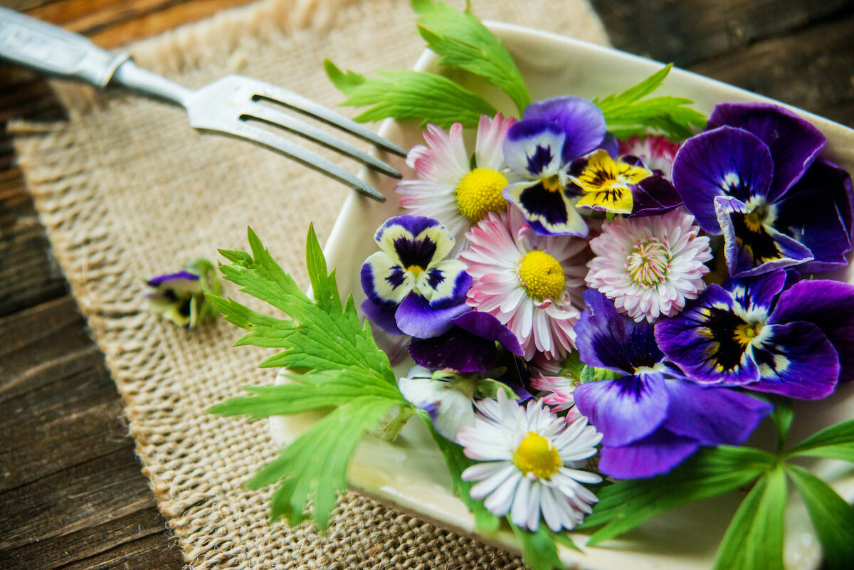 Eating Flowers: 9 Delicious, Healthy Blooms