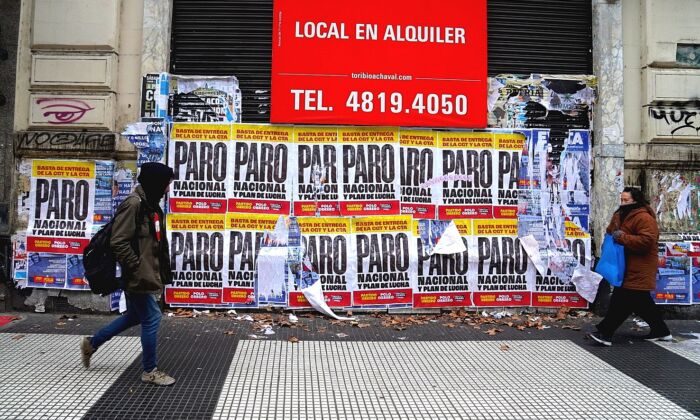 Socialist groups call for protests against a raise in rent prices in Buenos Aires on Aug. 4, 2022. (Autumn Spredemann/The Epoch Times)