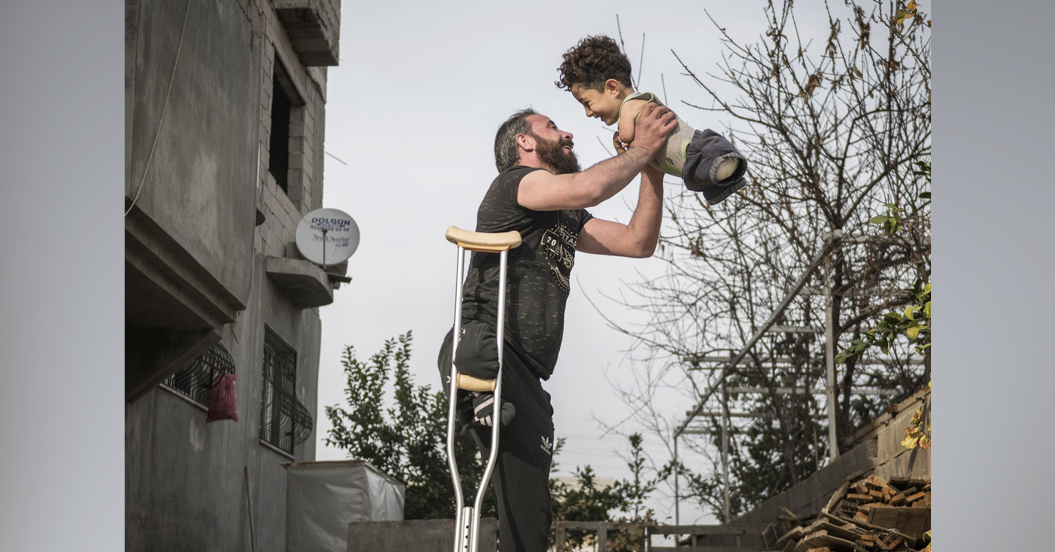 'Hardship of Life': Powerful Photo Helps Change the Lives of Syrian War Refugee Family - Vimarsana News
