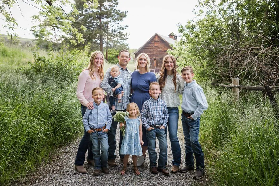 Brandon Budge, Jessica Hill-Budge, and their seven children. (Courtesy of Jessica Hill-Budge)