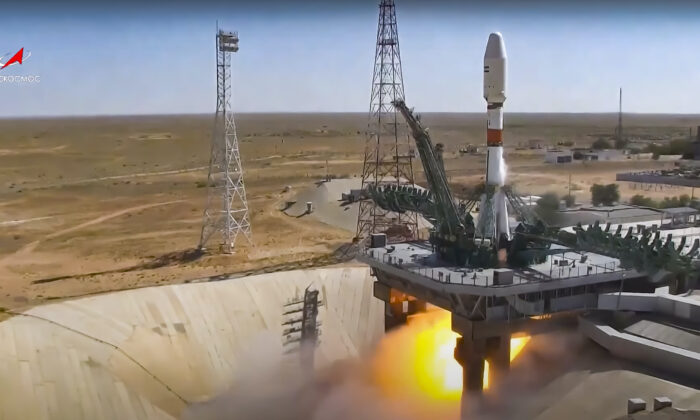 A Russian Soyuz rocket lifts off to carry the Iranian Khayyam satellite into orbit at the Russian leased 'Baikonur Cosmodrome' near Baikonur, Kazakhstan, on Aug. 9, 2022. (Roscosmos via AP)