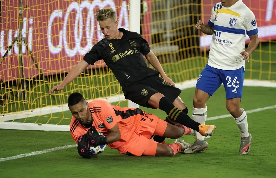 LAFC forward Danny Musovski (16) collides with San Jose Earthquakes goalkeeper Daniel Vega (17) in the second half at Banc of California Stadium. LAFC defeated the Earthquakes 5–1 in Los Angeles, Sep. 2, 2020 (Kirby Lee/USA TODAY Sports via Field Level Media)