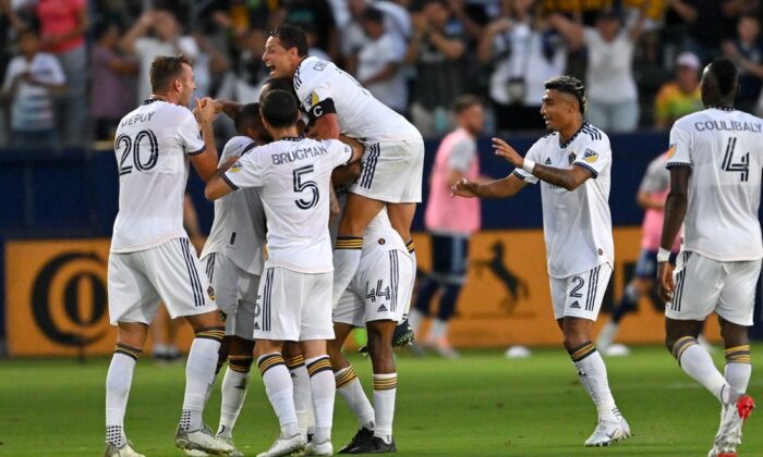 Los Angeles Galaxy celebrate a goal by midfielder Victor Vazquez (7) in the first half against the Vancouver Whitecaps at Dignity Health Sports Park in Carson, Calif., on Aug 13, 2022. (Jayne Kamin-Oncea/USA TODAY Sports via Field Level Media)