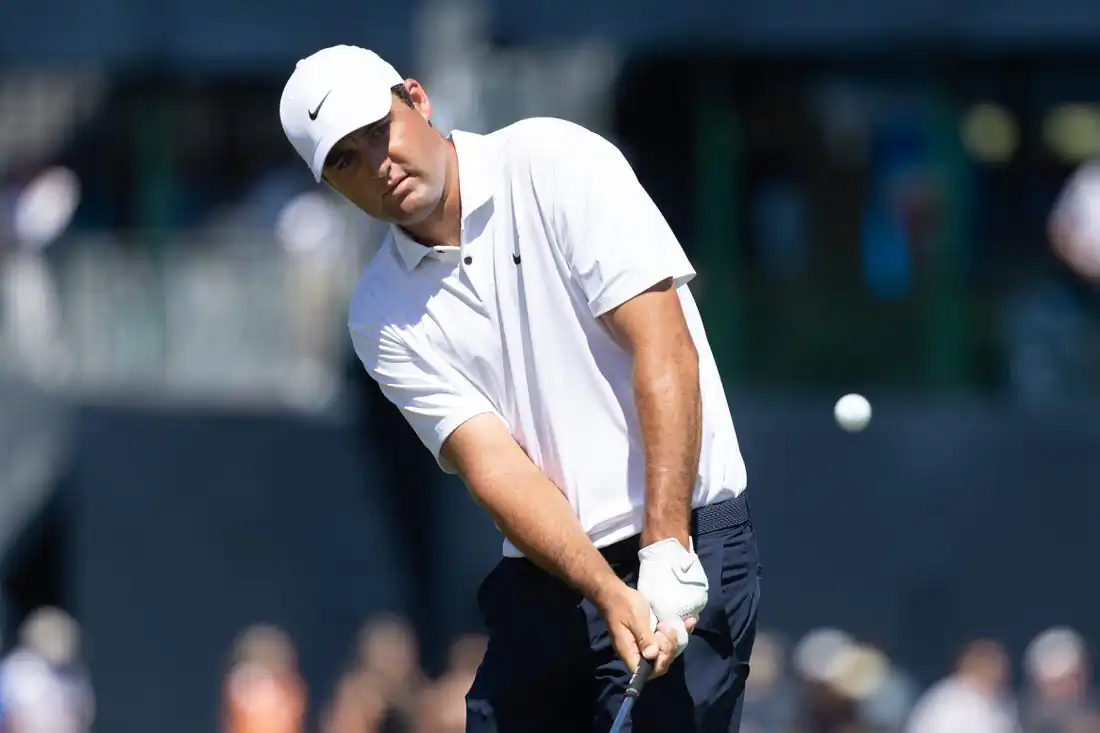 Scottie Scheffler chips onto the second green during the third round of the BMW Championship golf tournament in Wilmington, Del., Aug 20, 2022. (Bill Streicher/USA TODAY Sports via Field Level Media)