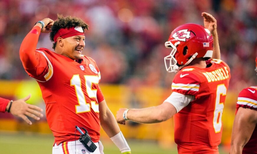 Chiefs QB Patrick Mahomes leads 'choir huddle' as a tribute to late Len  Dawson