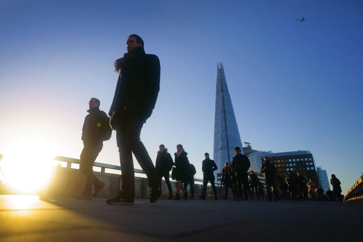 Commuters on London Bridge during the morning rush hour on Jan. 20, 2022. (Victoria Jones/PA Media)