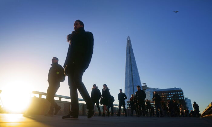 Commuters on London Bridge during the morning rush hour on Jan. 20, 2022. (Victoria Jones/PA Media)