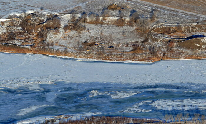 Crews work to contain an oil spill from Bridger Pipeline's broken pipeline near Glendive, Mont., in this aerial view showing both sides of the river, on Jan. 19, 2015. (Larry Mayer/The Billings Gazette via AP)