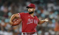 Sandoval Throws 4-hitter, Angels Beat Tigers 1-0 on Walsh HR