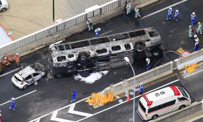 2022 年 8 月 22 日，调查人员在日本中部爱知县丰山市的一条高速公路上翻倒的公共汽车附近工作。（通过美联社的共同社新闻）