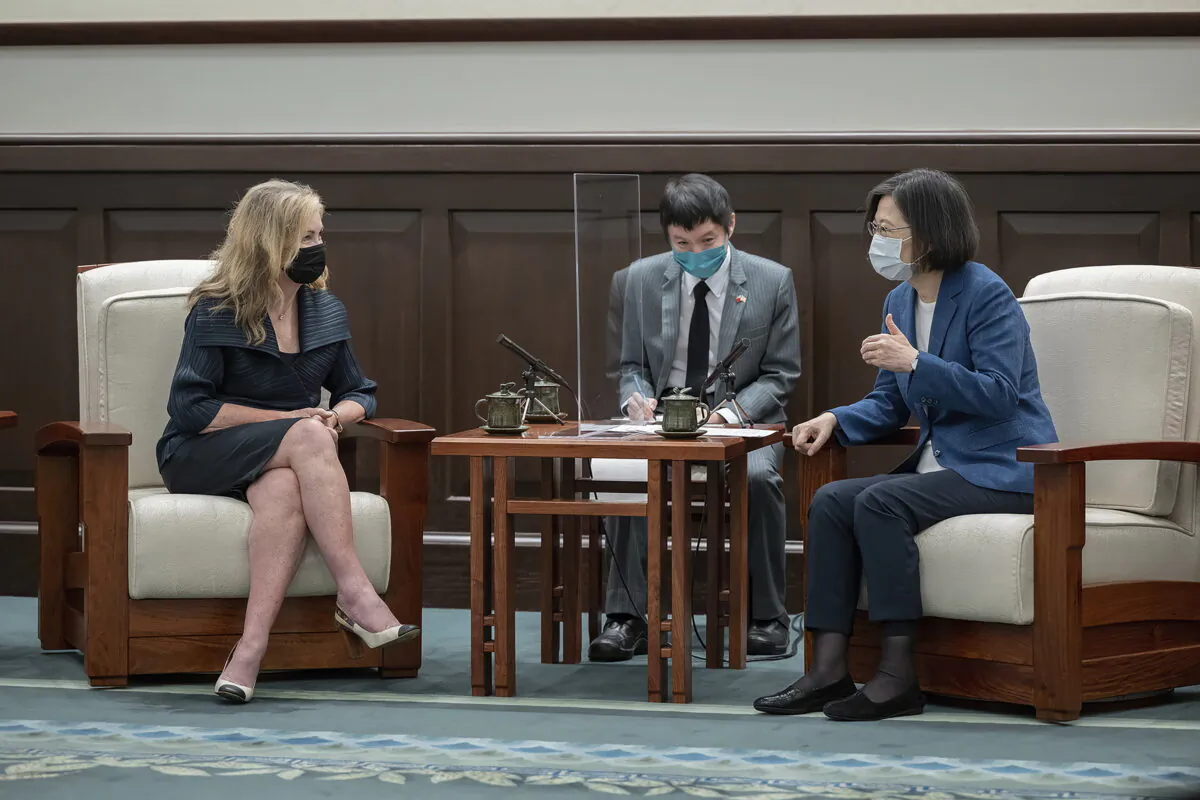 U.S. Sen. Marsha Blackburn meets with Taiwan's President Tsai Ing-wen (R) in Taipei, Taiwan, on Aug. 26, 2022. (Taiwan Presidential Office via AP)