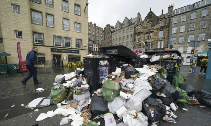 2022 年 8 月 24 日，爱丁堡格拉斯市场地区的垃圾箱溢出，爱丁堡市议会的清洁工人正在苏格兰罢工行动的第十一天。全市废物和回收站的工人拒绝了来自议会机构 Cosla 的 3.5% 的正式薪酬提议。  （安德鲁·米利根/PA，通过美联社）