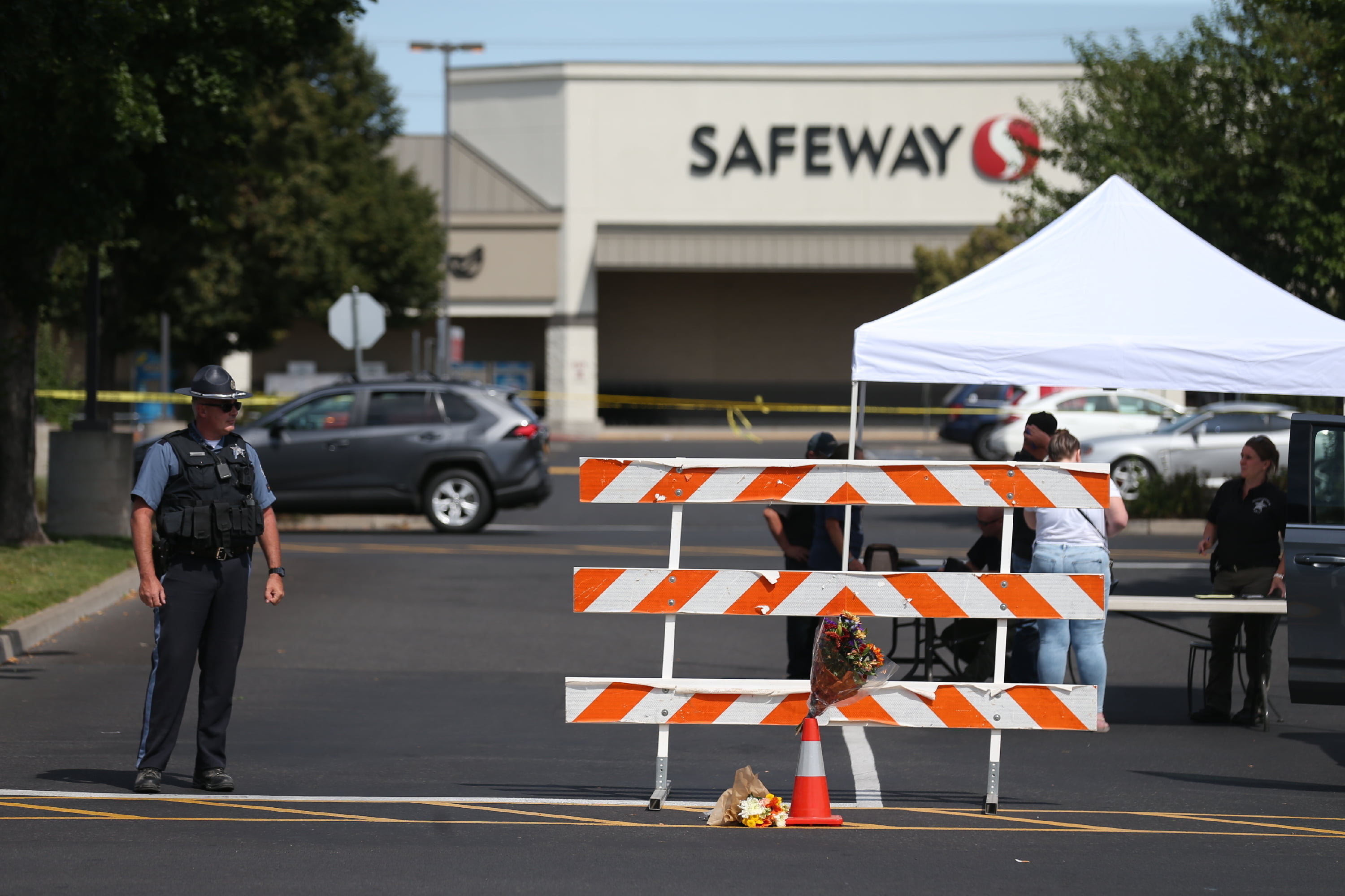 Police: Safeway Worker Hid, Fought Gunman With Produce Knife - Vimarsana News
