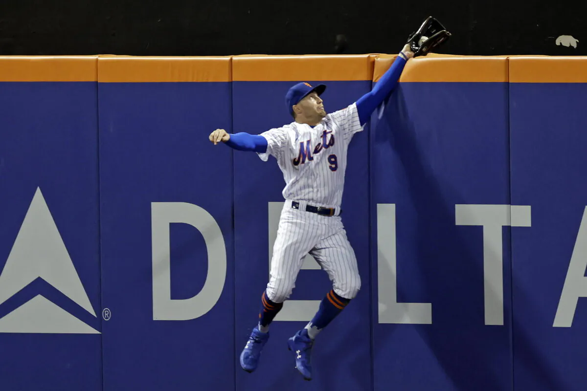 New York Mets center fielder Brandon Nimmo catches a ball hit by Los Angeles Dodgers' Justin Turner during the seventh inning of a baseball game in New York, Aug. 31, 2022. (Adam Hunger/AP Photo)