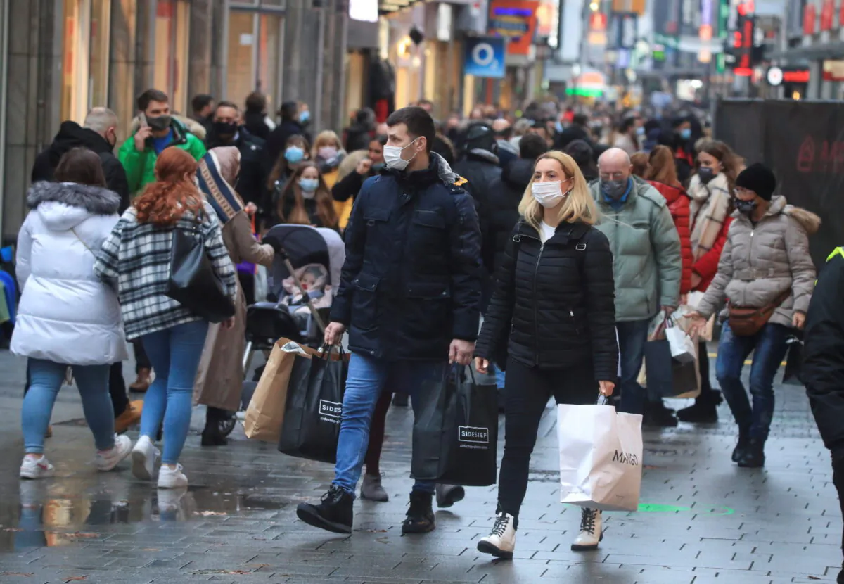 Christmas shoppers wear masks in a file photo. (Wolfgang Rattay/Reuters)