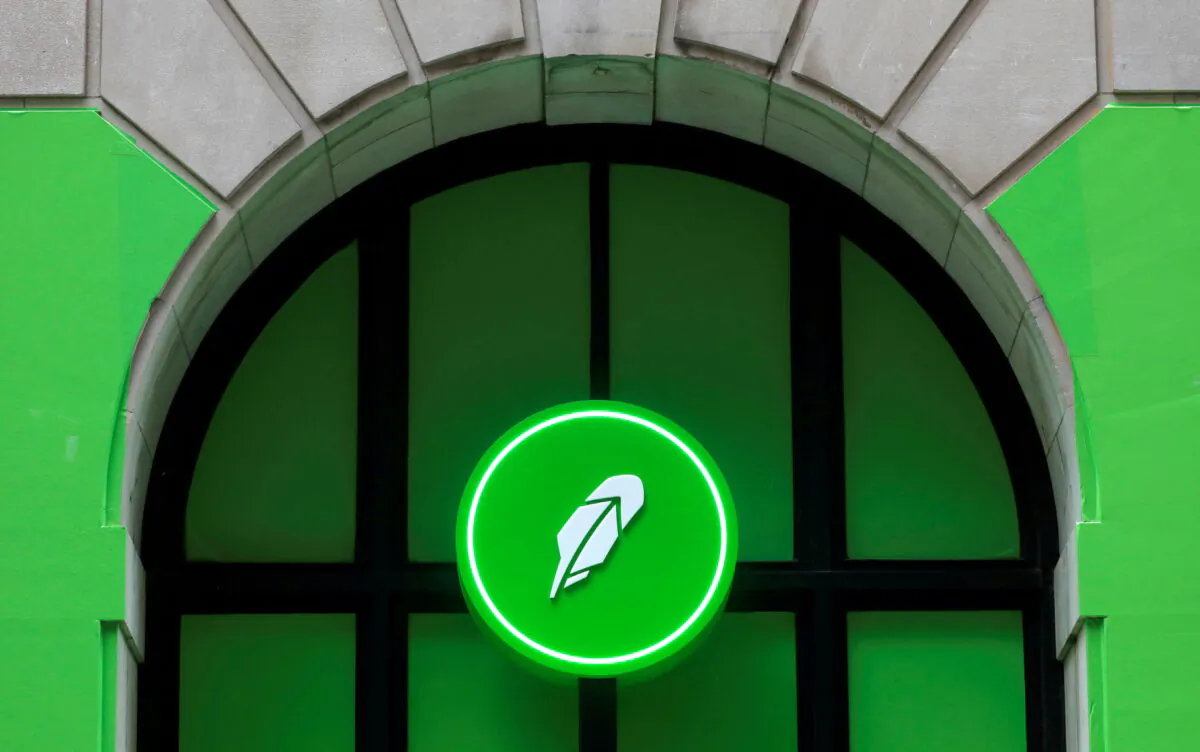 The logo of Robinhood Markets Inc. is seen at a pop-up event on Wall Street after the company's IPO in New York, on July 29, 2021.  (Andrew Kelly/Reuters)