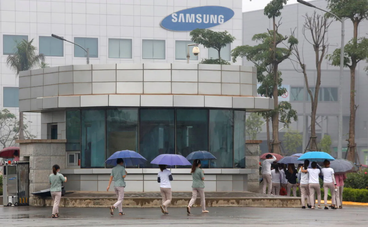 Employees make their way to work at the Samsung factory in Thai Nguyen province, north of Hanoi, Vietnam, on Oct. 13, 2016. (Kham/Reuters)