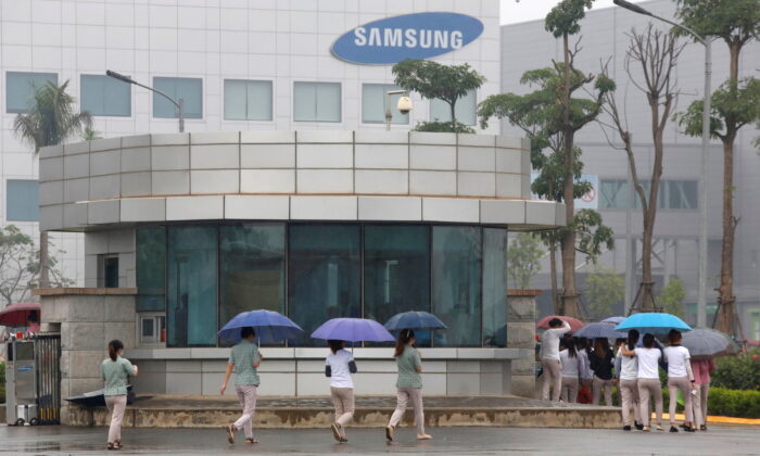 Employees make their way to work at the Samsung factory in Thai Nguyen province, north of Hanoi, Vietnam, on Oct. 13, 2016. (Kham/Reuters)