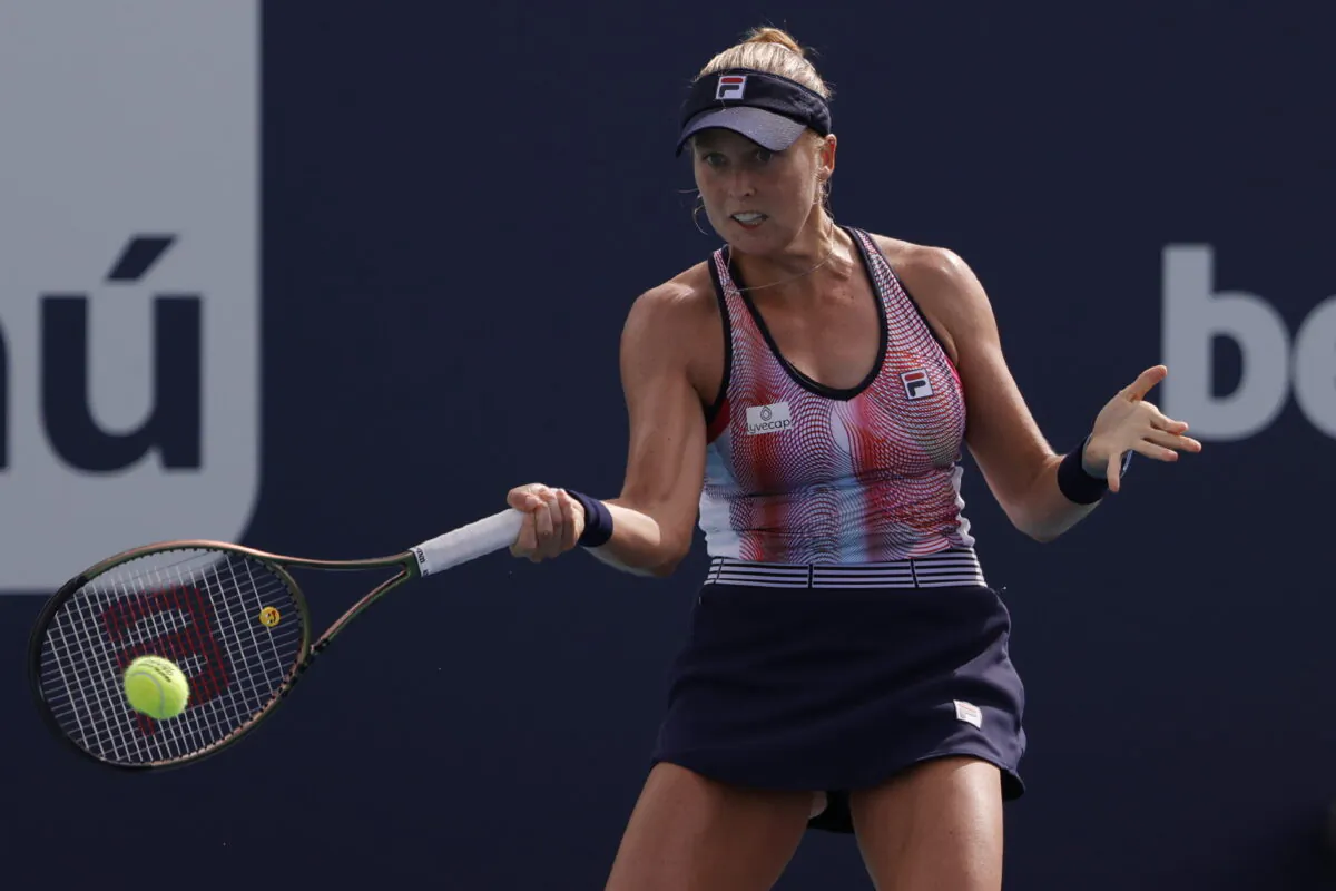 Shelby Rogers of the United States hits a forehand against Amanda Anisimova of the United States (not pictured) in a first round women's singles match in the Miami Open at Hard Rock Stadium in Miami Gardens, Flor., Mar. 22, 2022. (Geoff Burke/USA Today)