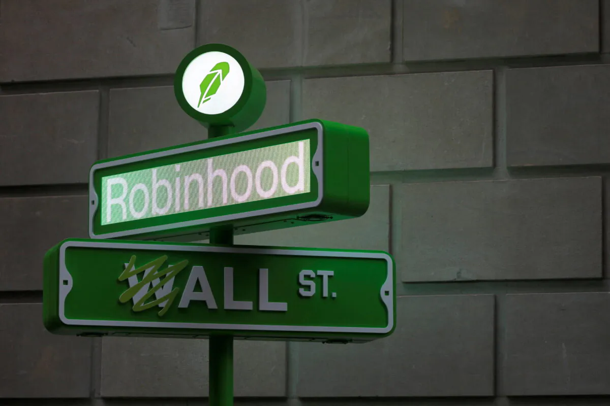 The logo of Robinhood Markets Inc. at a pop-up event on Wall Street after the company's IPO in New York on July 29, 2021. (Andrew Kelly/Reuters)