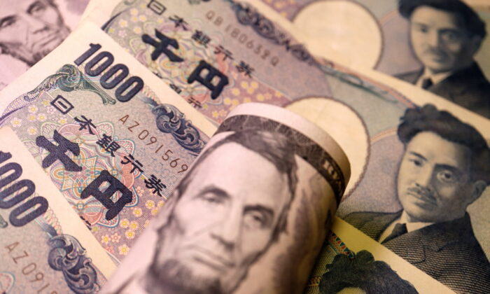 在这张 2022 年 6 月 15 日拍摄的插图照片中可以看到日元和美元纸币。（Florence Lo/路透社）