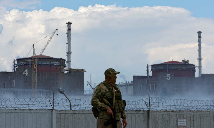 Soldiers with Russian flags in their uniforms stand guard near the Zaporizhia nuclear power plant during the course of the Ukrainian-Russian conflict outside the Russian-controlled city of Enerhodar in the Zaporizhia region of Ukraine on August 4, 2022. is doing.  (Alexander Ermochenko) /Reuters)