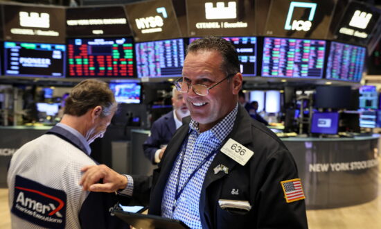 Wall Street Steady at Open as Investors Assess Fed Minutes