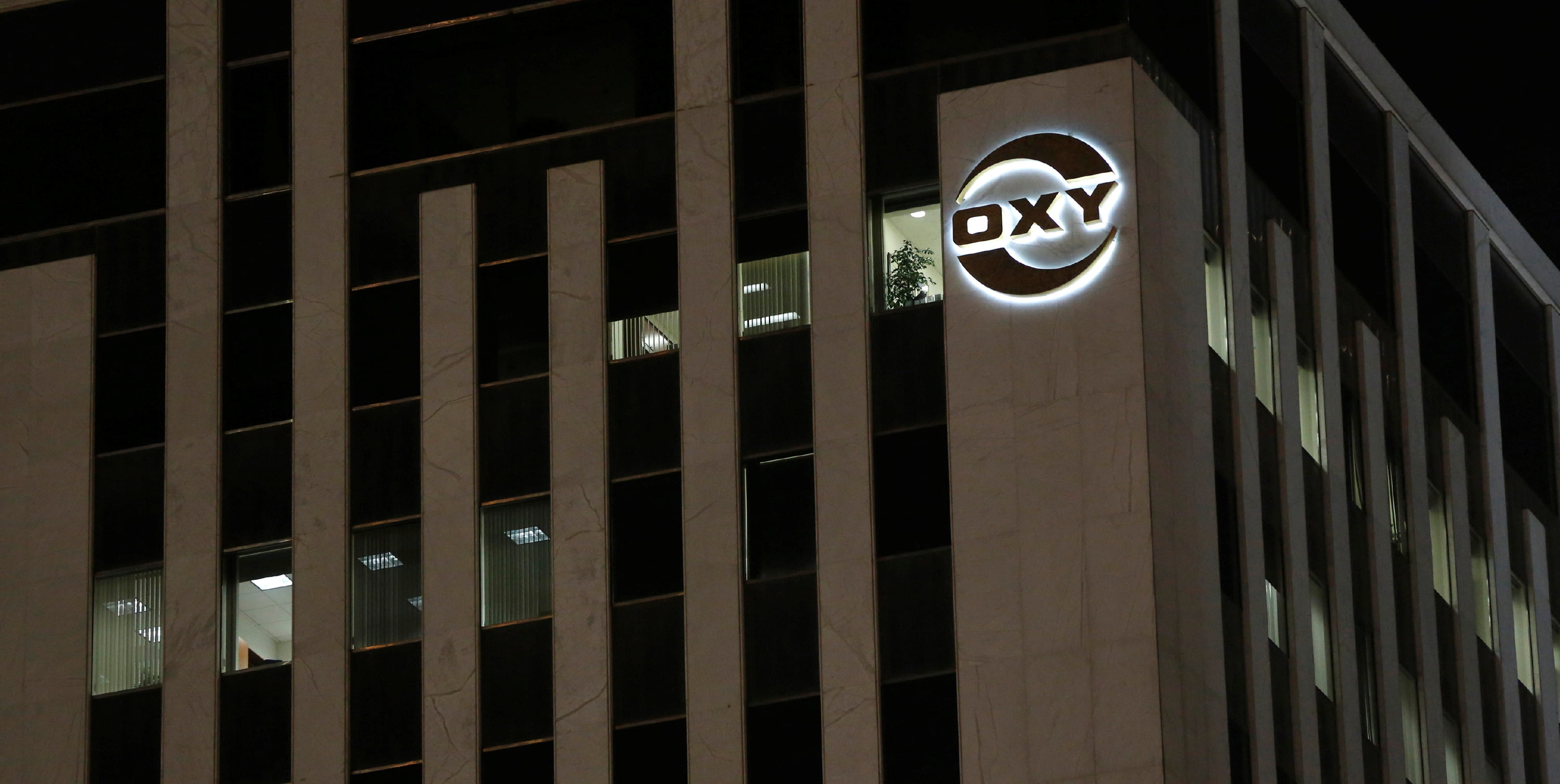 Buffett's Berkshire Hathaway Wins OK to Buy 50 Percent Occidental Stake - Vimarsana News