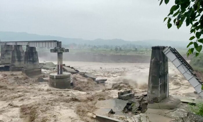 Most, który zawalił się po ulewnych deszczach w Kangra, Himachal Pradesh, Indie, 20 sierpnia 2022 r., Na zrzucie ekranu z wideo. (ANI za pośrednictwem Reutersa) 