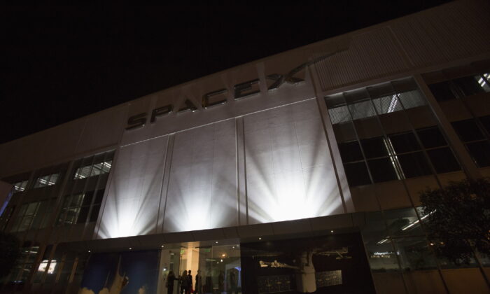 An exterior of the SpaceX headquarters in Hawthorne, Calif., on May 29, 2014. (Mario Anzuoni/Reuters)