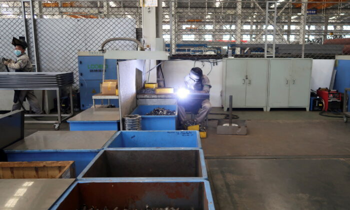 2022 年 8 月 25 日，中国山东省德州市京津压滤机工厂的员工在生产线上工作。（Siyi Liu/路透社）