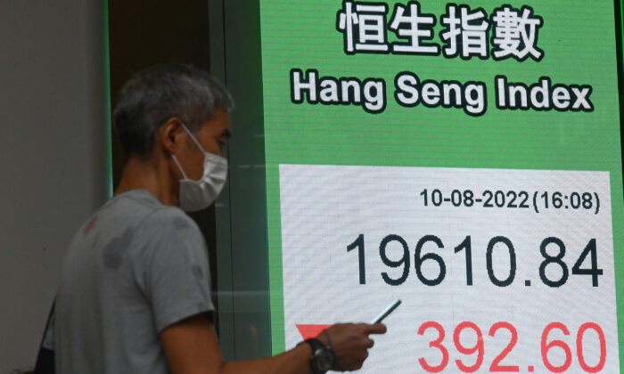Hang Seng Index at end of the trading day on Aug. 10, 2022. (Bill Cox/The Epoch Times)