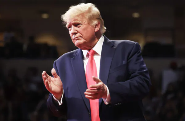 Judge Unseals FBI Warrant Used to Raid Trump’s Home; Actor Anne Heche Dies in Car Crash Aftermath | NTD Evening News