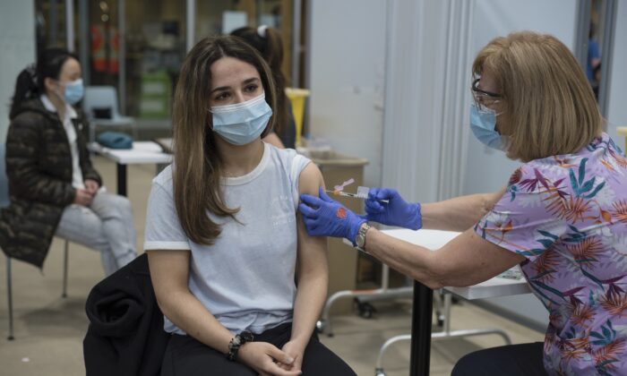 A health care worker administers a vaccine dose to a student at a COVID-19 vaccination clinic at the University of Toronto campus in Mississauga, Ont., on May 6, 2021. (The Canadian Press Press/Tijana Martin)