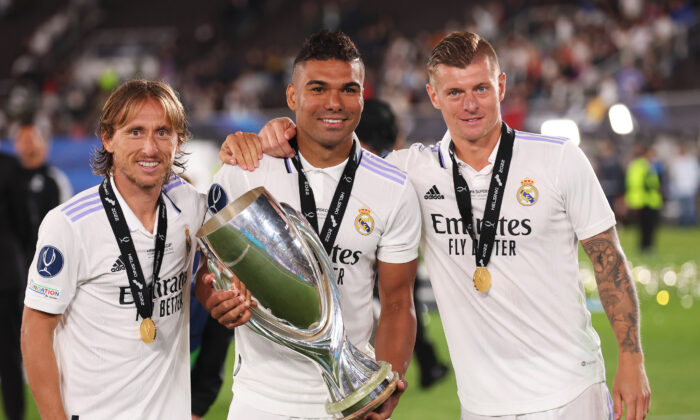 Luka Modric, Casemiro and Toni Kroos of Real Madrid celebrate with the UEFA Super Cup trophy after their sides victory during the UEFA Super Cup Final 2022 between Real Madrid CF and Eintracht Frankfurt at Helsinki Olympic Stadium in Helsinki, Finland, on August 10, 2022. (Alex Grimm/Getty Images)