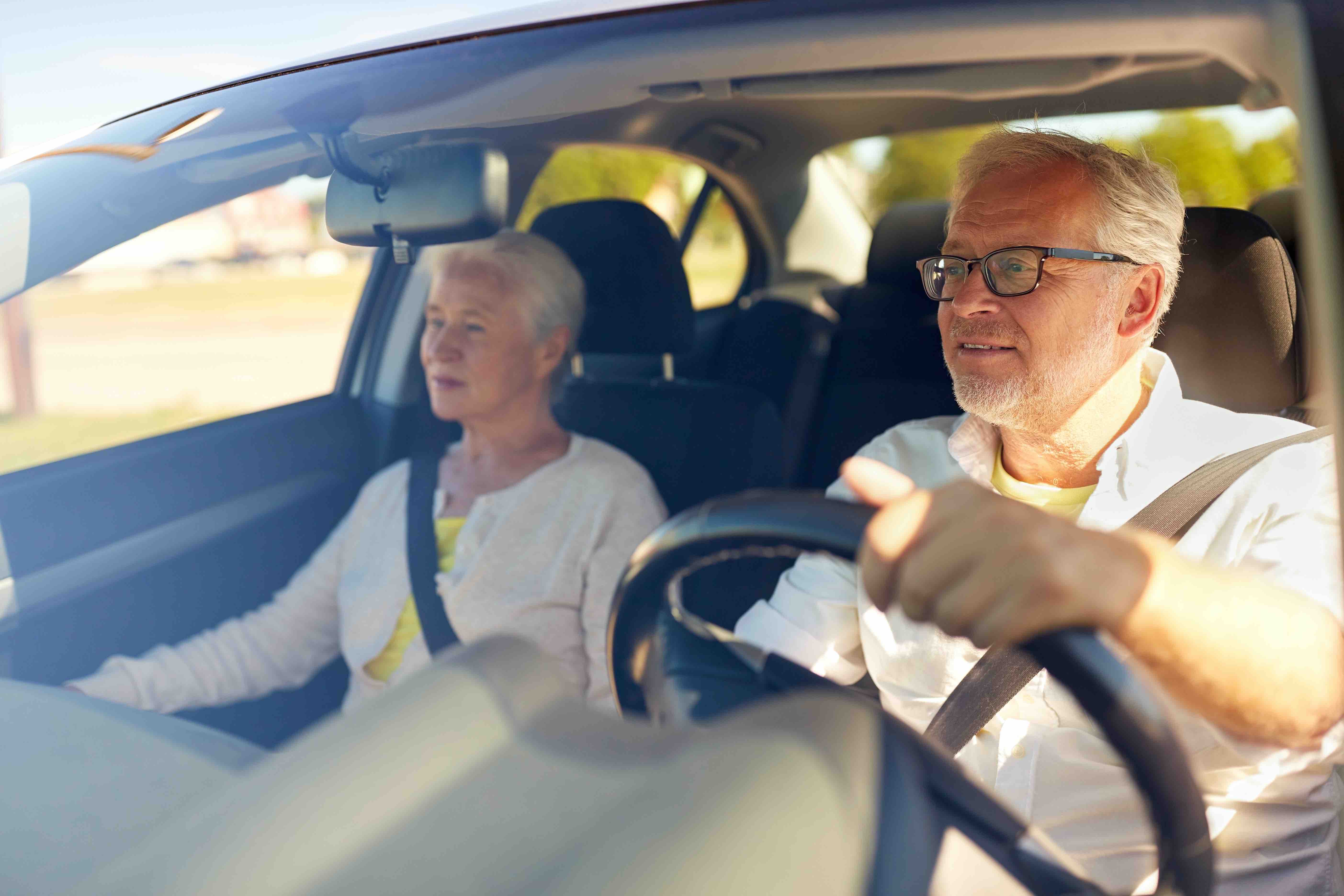 Автомобиль пенсионеру. Машина для пенсионеров. Пенсионеры путешествуют на машине. Пенсионер за рулем. Дедушка за рулем.