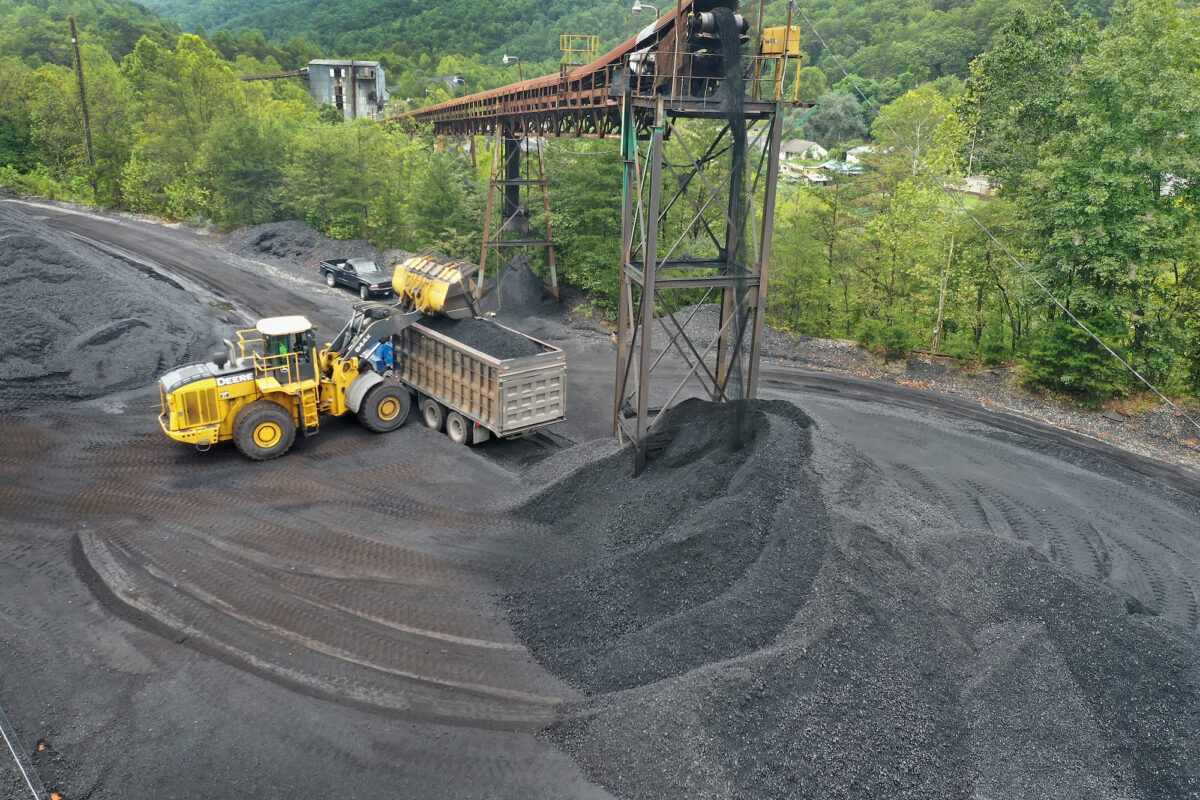 Мировая угольная промышленность. Камберленд уголь. Уголь в грузовике трасса. Coal mine jobs Kentucky. Coal Truck.