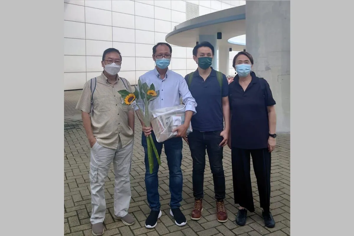 Richard Tsoi Yiu-cheong (holding flowers) was released from prison on Aug 13. A number of democratic friends greeted Tsoi with flowers in Tung Chung.(FB of Lau Wai-hing)