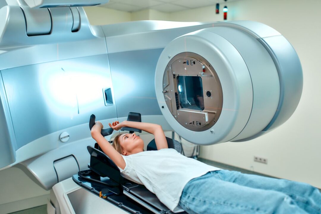A young woman undergoes radiotherapy for cancer in a modern cancer hospital.
(By Valerii/Adobe Stock)