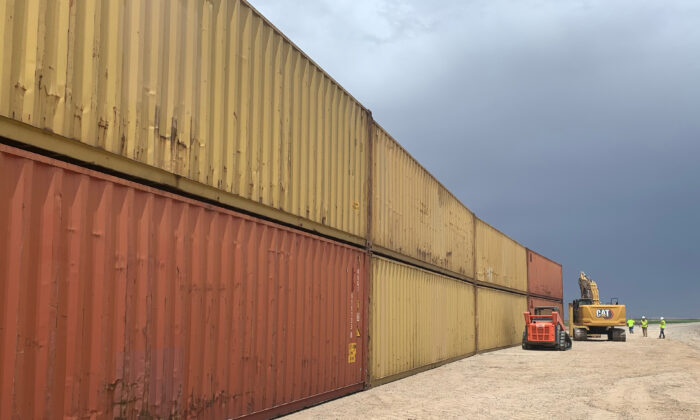 Kontenery transportowe, które zostaną wykorzystane do wypełnienia 1000-metrowej luki w murze granicznym z Meksykiem w pobliżu Yuma w Arizonie, 12 sierpnia 2022 r. (Biuro Gubernatora Arizony za pośrednictwem AP)