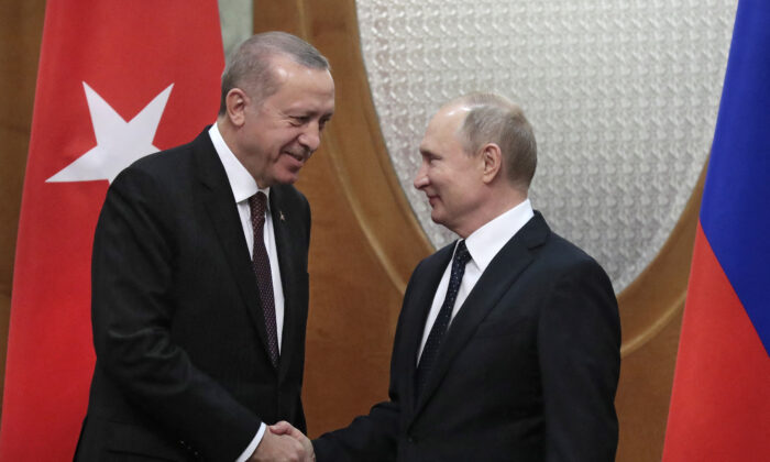 2019 年 2 月 14 日，俄罗斯总统弗拉基米尔·普京在黑海度假胜地索契会见了土耳其总统雷杰普·塔伊普·埃尔多安。（Sergei Chirikov/AFP via Getty Images）