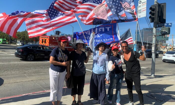 Protesters gather in front of the Federal Building in Los Angeles, Calif., on Aug. 13, 2021, to voice anger over FBI’s Mar-a-Lago raid. (Linda Jiang/The Epoch Times)