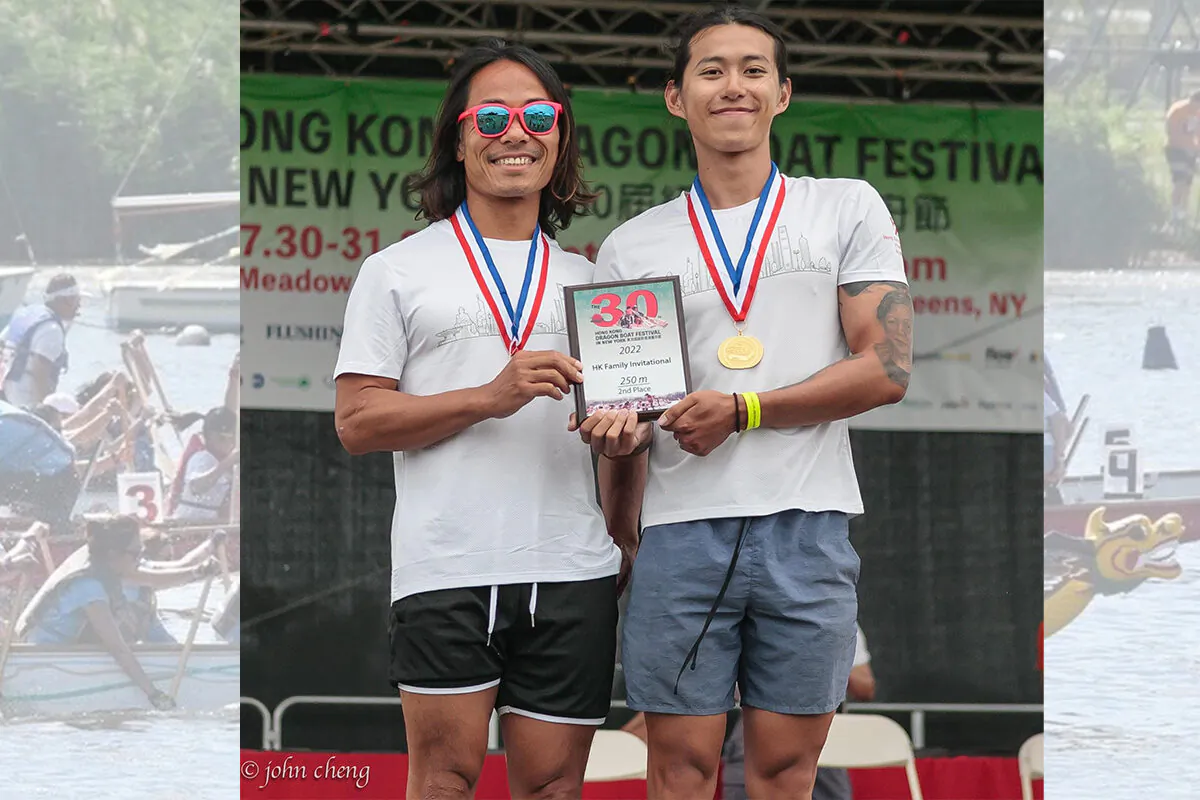 Dragon boat team of the Hong Kong Association of New York, formed by immigrants from Hong Kong in the United States, participated in the Hong Kong Dragon Boat Festival in New York for the first time, and won the runner-up medal in the Hong Kong Family Invitational. (Courtesy of the Hong Kong Association of New York)