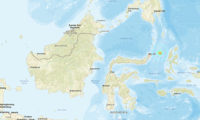 Mapa pokazująca lokalizację trzęsienia ziemi o sile 5,7 w skali Richtera, które uderzyło około 158 kilometrów (98 mil) od wioski Laikit w prowincji Celebes Północny w Indonezji 14 sierpnia 2022 r. (USGS/Screenshot via The Epoch Times)