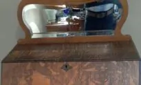 Desk Features Glorious Bold Pattern