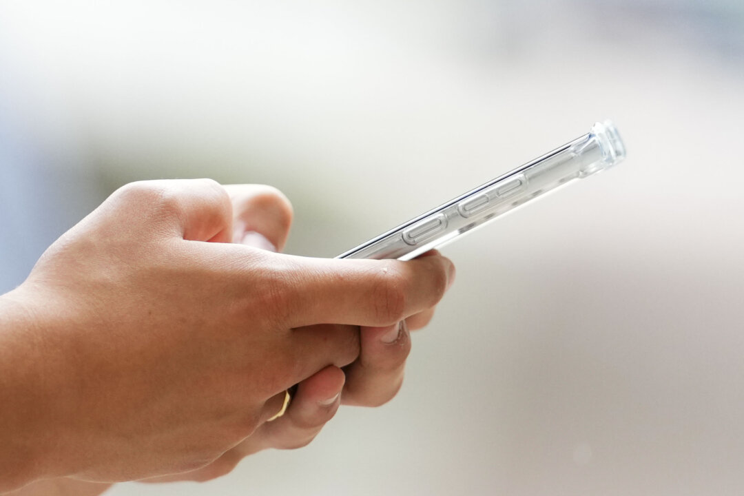Over 30% of Canadians Concerned About Cellphone Radiation, Federal Study Finds