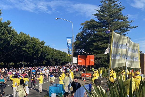 Over 60,000 people participated in the annual City2Surf. Sydney Falun Gong practitioners demonstrated exercises and collected signatures at the finish line on Aug. 14, 2022. (The Epoch Times)