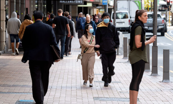 2020 年 5 月 14 日，人们在新西兰惠灵顿的一条街道上行走。（Marty Melville/AFP via Getty Images）